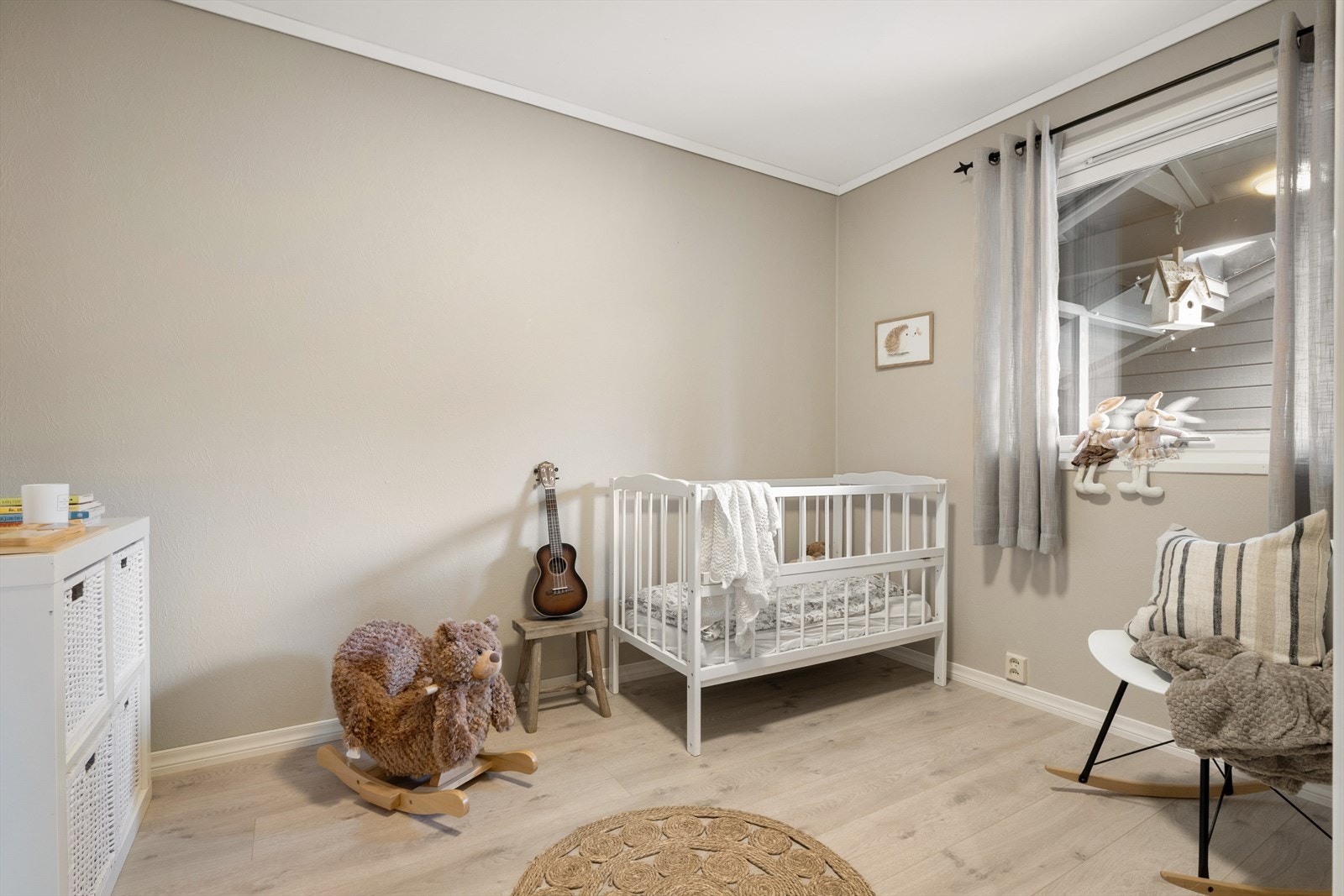 Dette gir gode muligheter for både barnefamilier og de som ønsker ekstra plass til hjemmekontor, hobbyrom eller gjester. Galleribilde