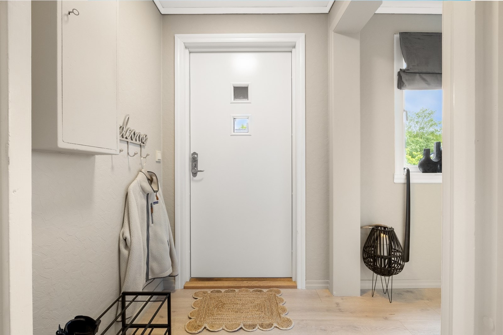 Underetasjen inneholder vindfang, garderobe, hall med trapp, gang, tre soverom, bad, separat toalettrom, vaskerom og bod. Galleribilde