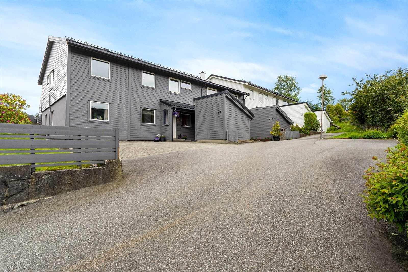 Boligen ligger fint til i et etablert og familievennlig boligområde. Galleribilde