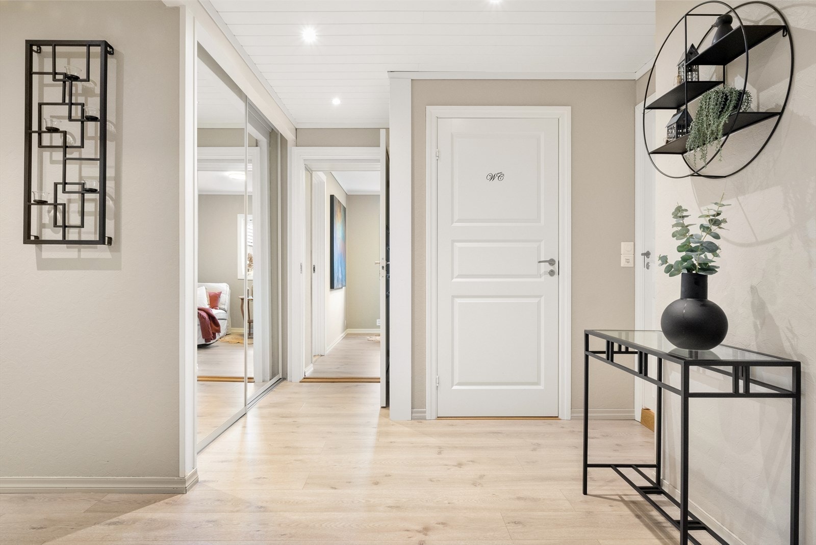 Gang med skyvedørsgarderobe, inngang til tv-stue, inngang til toalett og badet. Galleribilde