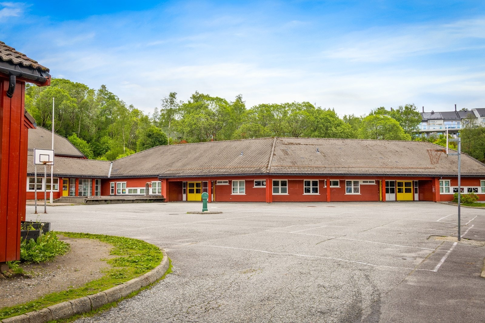 Flaktveit barneskole i gangavstand. Det går snarveier fra toppen av Flaktveit og ned til barneskolen (omtrent bilfritt) Galleribilde