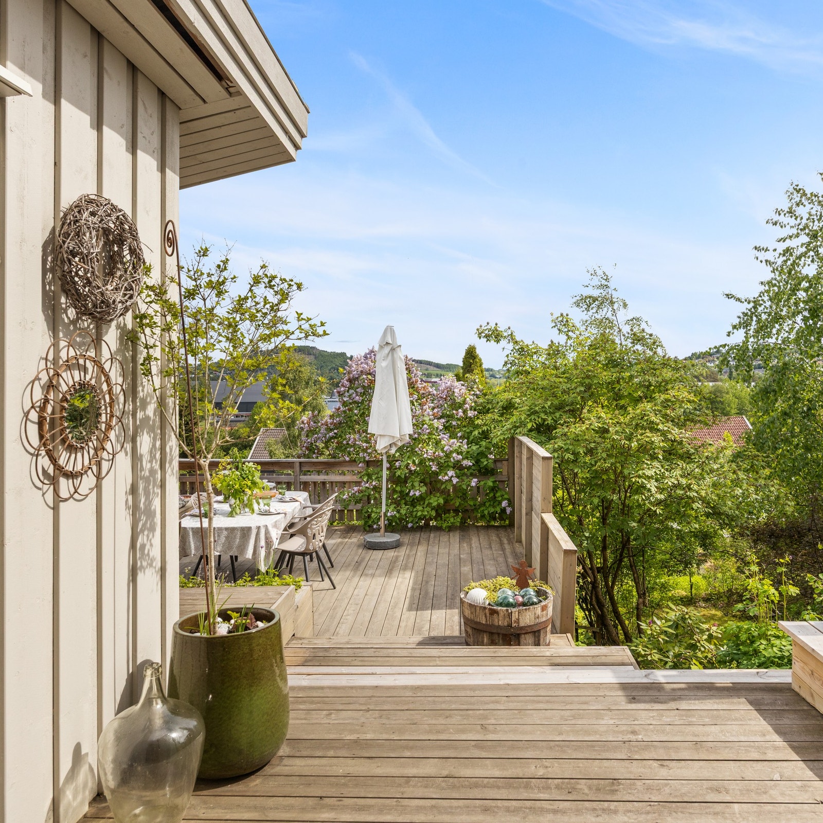 Sentralt beliggende halvpart med carport og svært pent opparbeidet terrasseareal! Galleribilde
