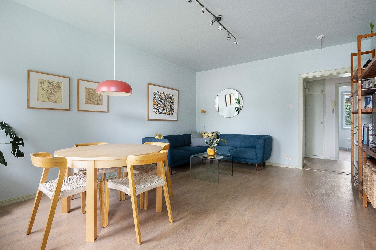 Lys og luftig stue med god plass til sofa, TV- krok og spisebord. Galleribilde