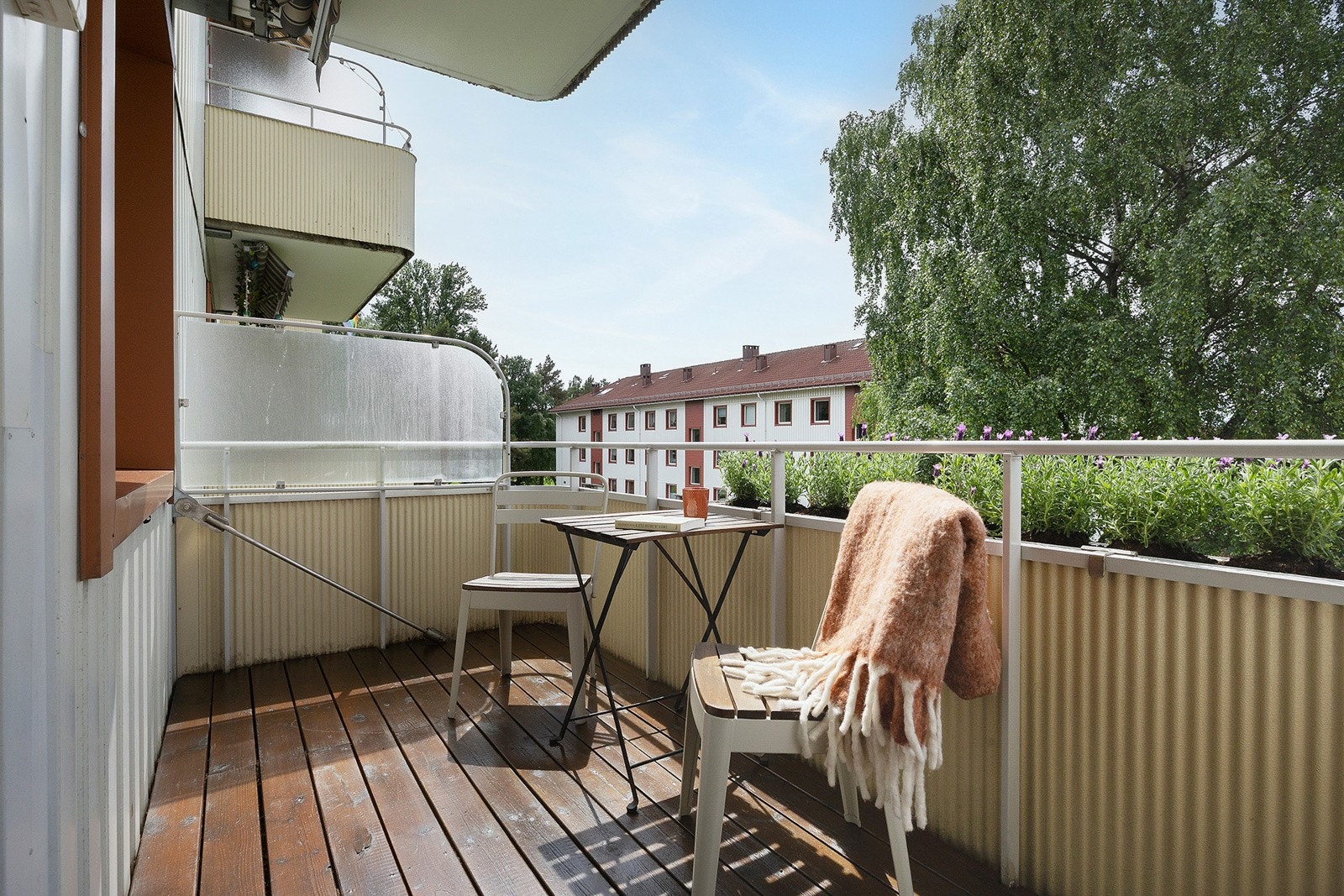 Balkongen er utstyrt med utelys, strømuttak og markise. Galleribilde