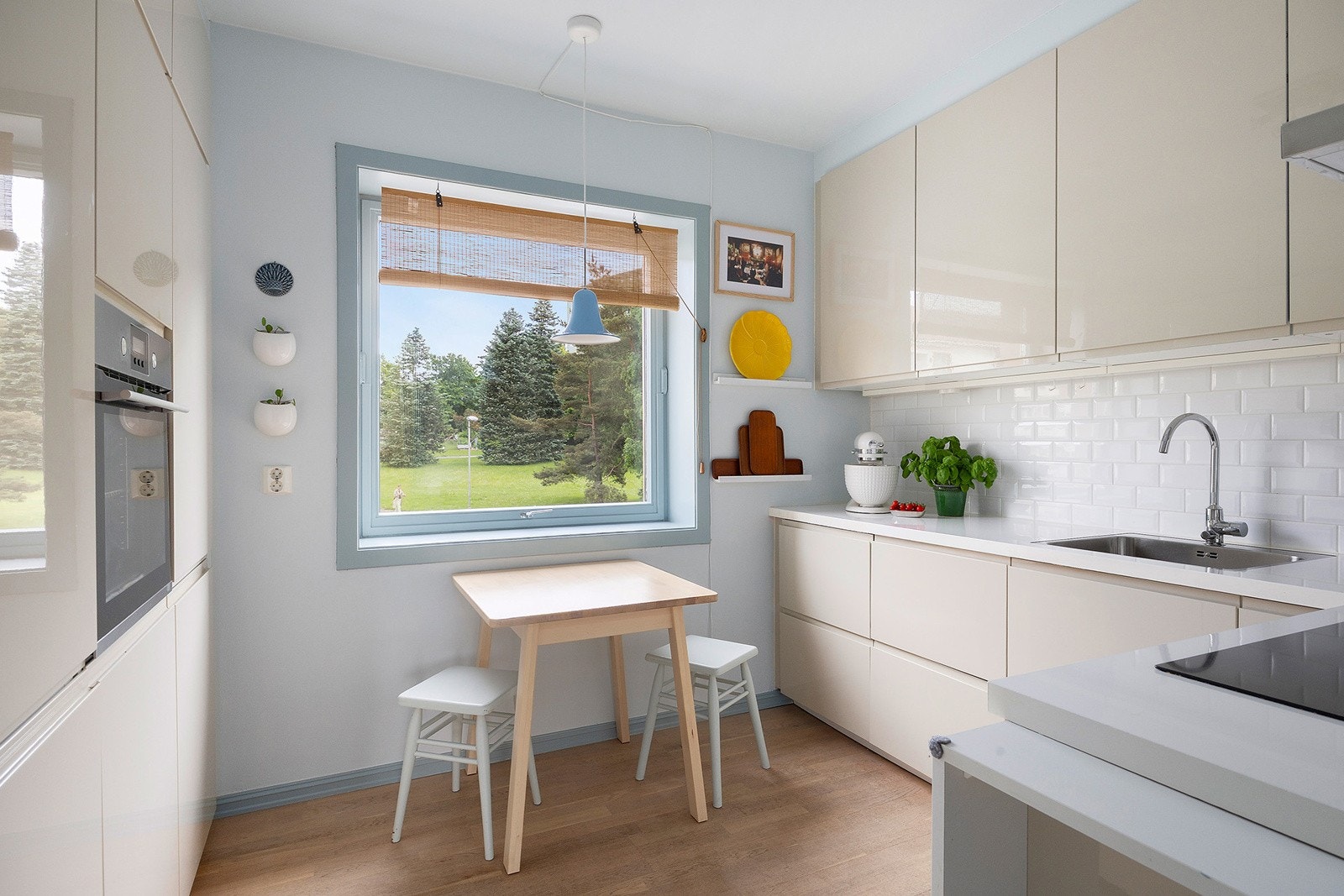 Innredningen fra IKEA har glatte høyglansfronter og laminat benkeplate med flislagt bakvegg. Galleribilde