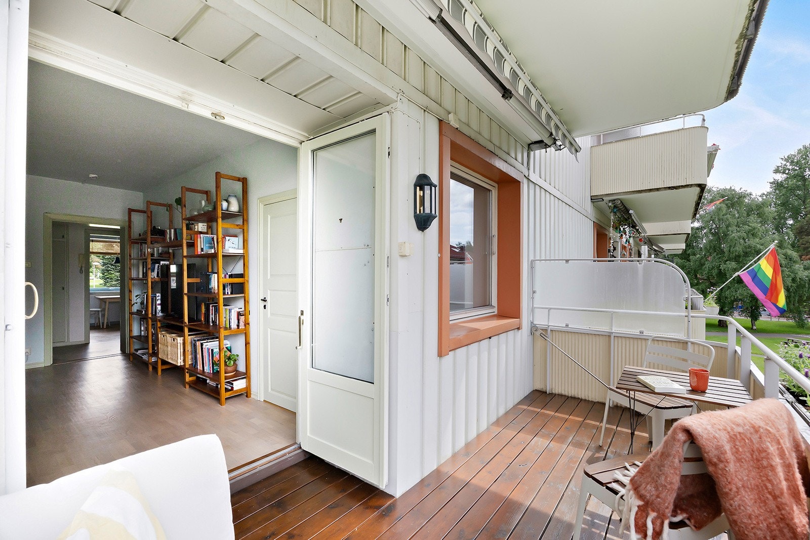 God plass til ønsket møblement og grill hvor man kan invitere venner og familie til hyggelige sammenkomster. Galleribilde