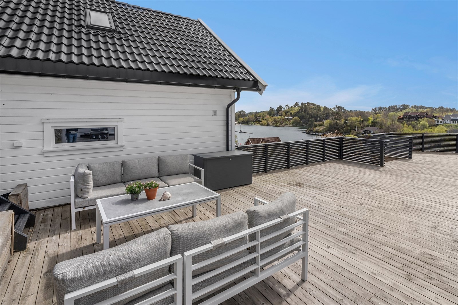 Uteplass med god plass for både avslapning og sosiale sammenkomster. Galleribilde