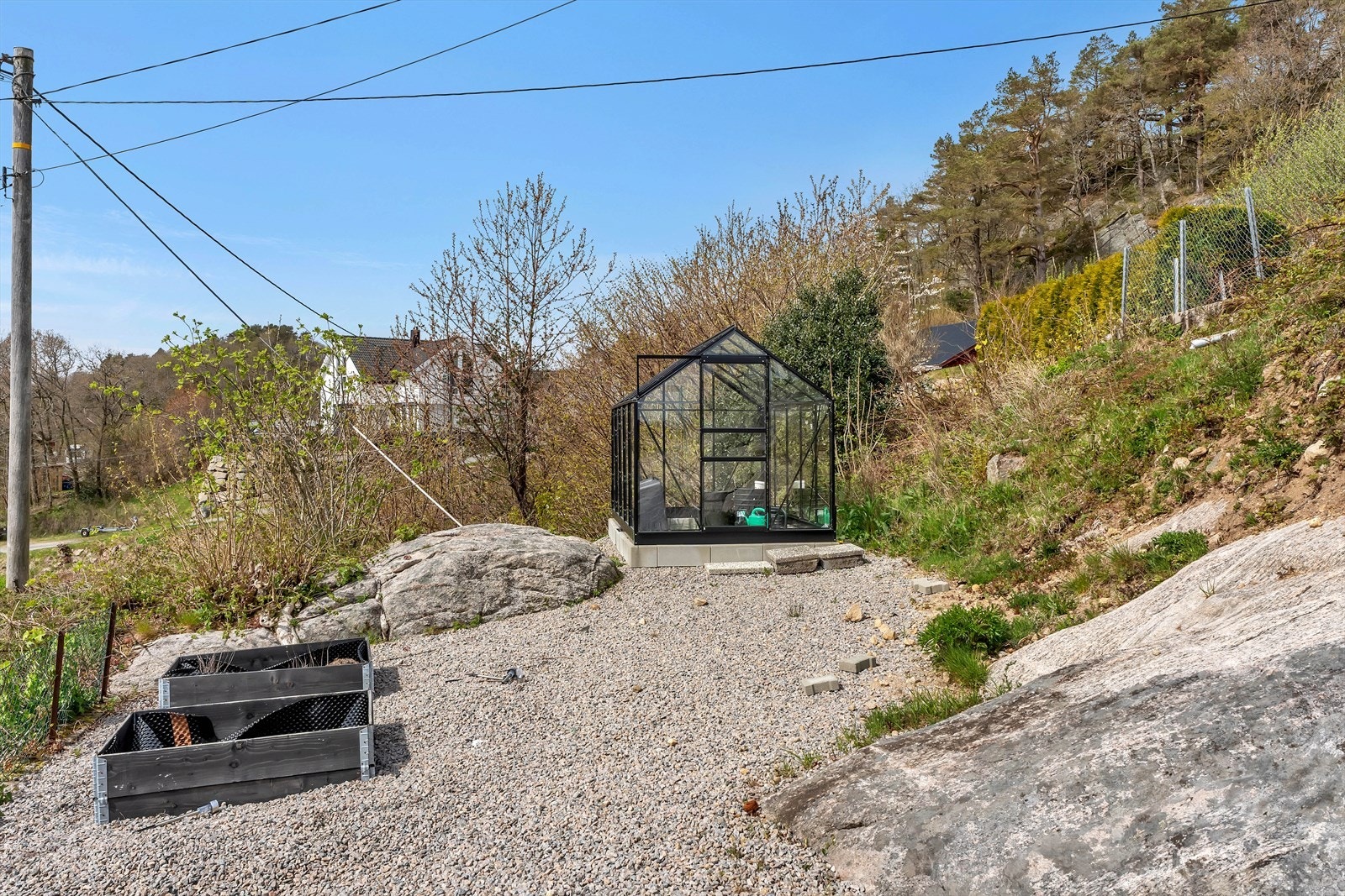 På tomten er det satt opp et drivhus for den med grønne fingre. Galleribilde