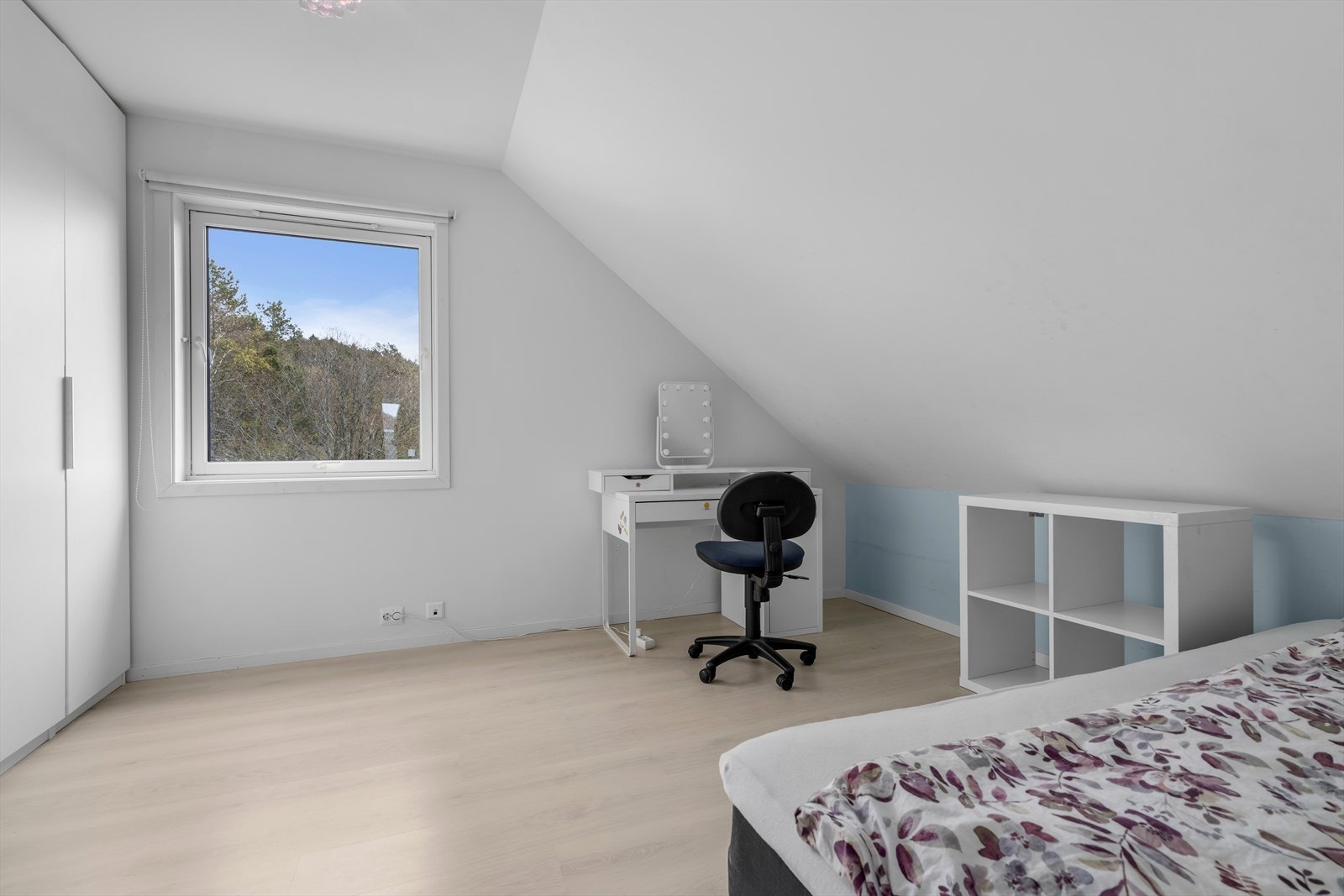 Soverom med god plass til seng, skrivepult og garderobeløsninger. Galleribilde
