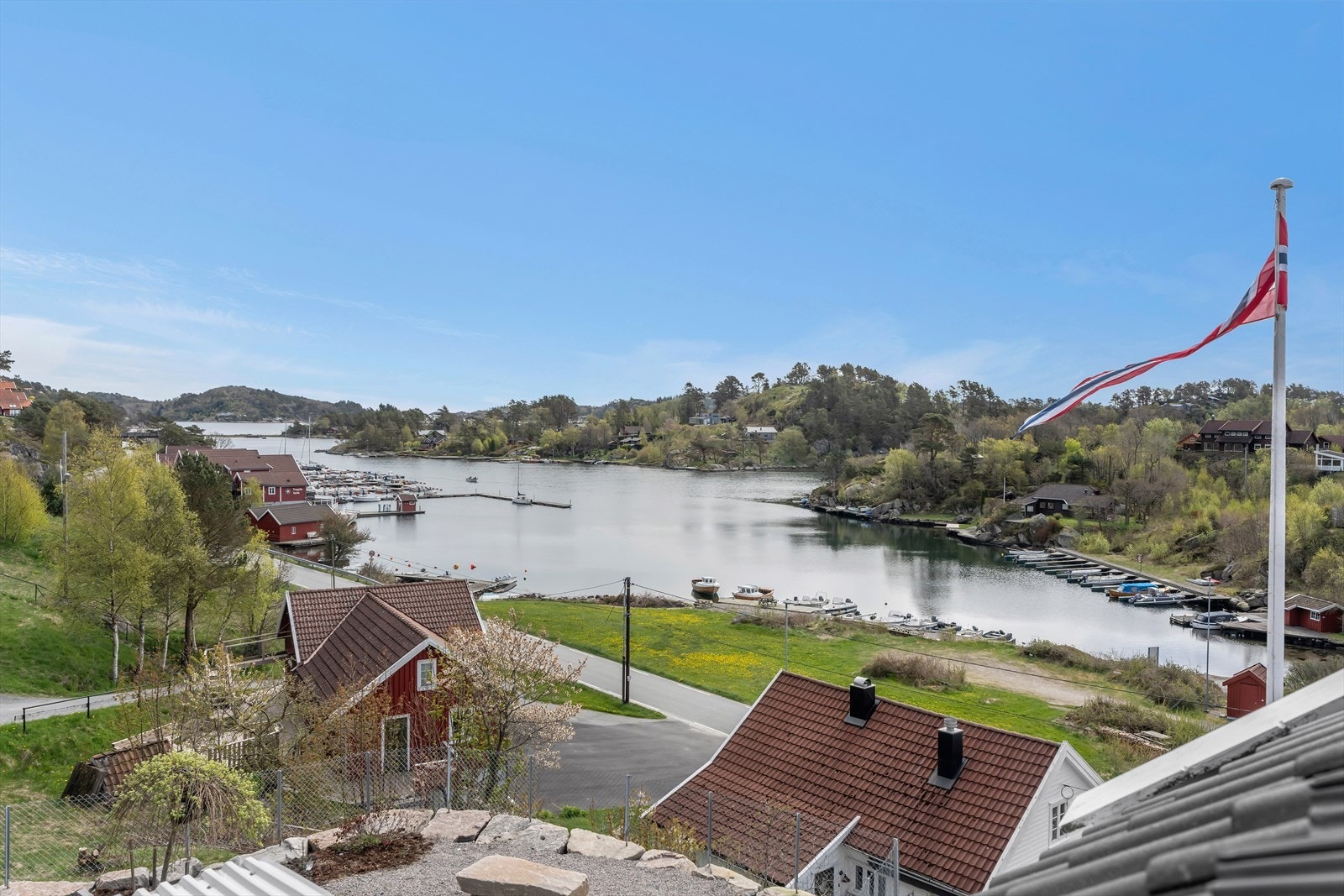 Her bor du med umiddelbar nærhet til sjøen og flotte turmuligheter. Galleribilde