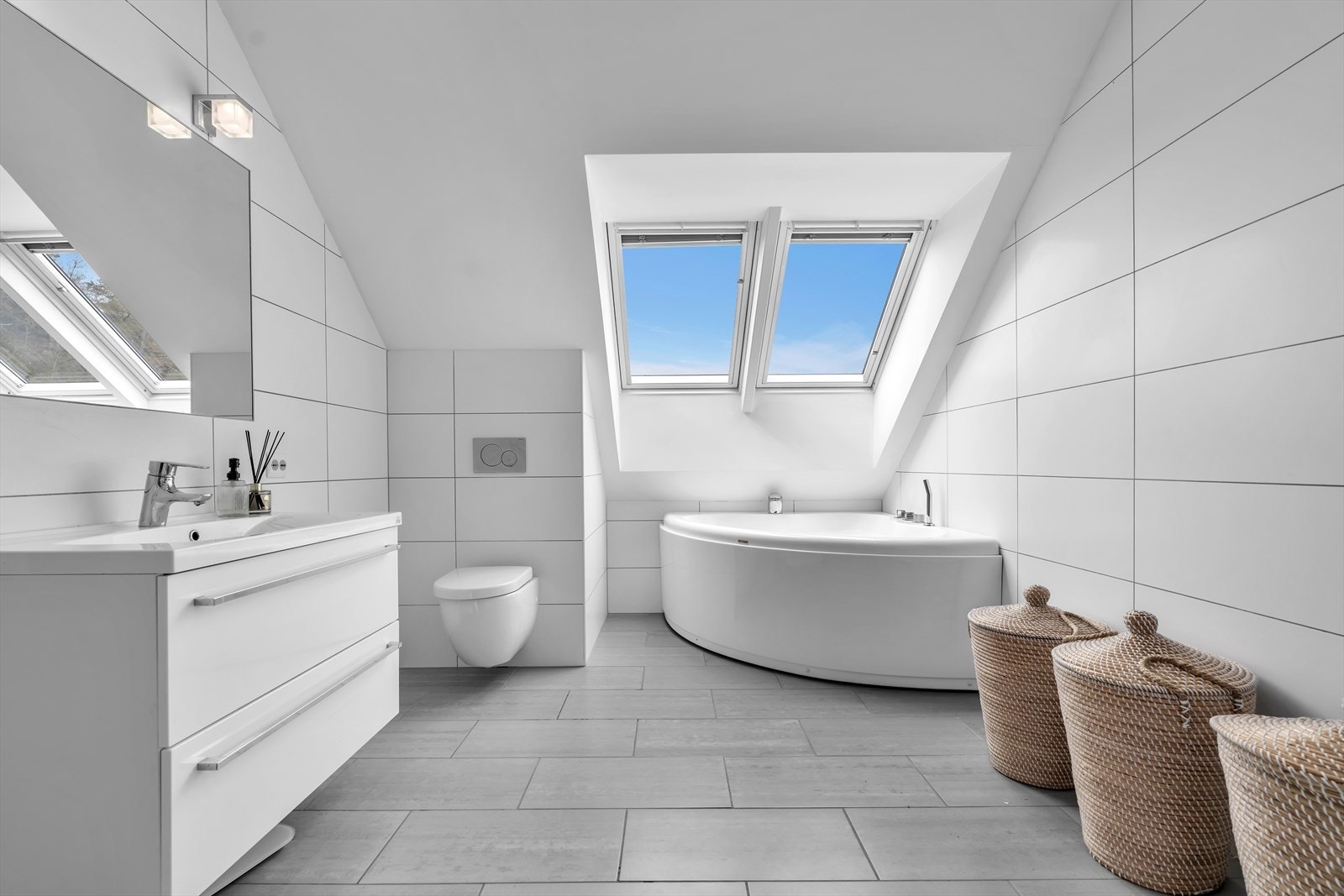 Badet på loftet ble etablert ca. 2013 og har flislagt gulv og vegger, badekar og vegghengt toalett. Galleribilde