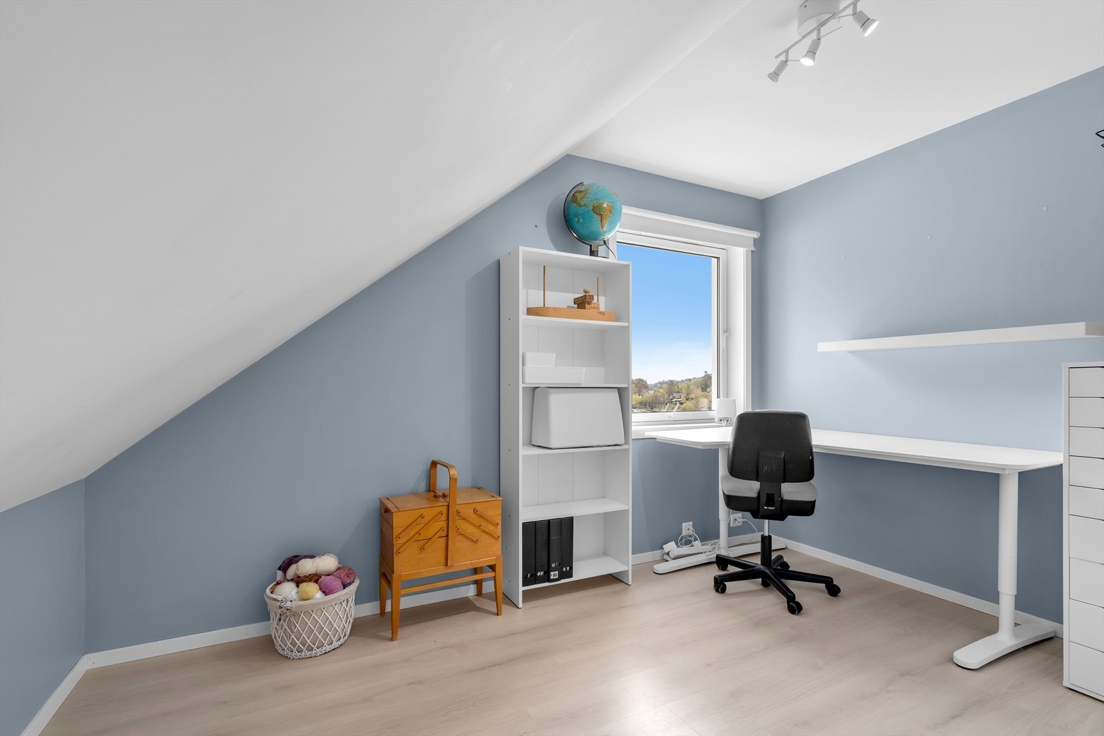 Kontor/soverom på loftet, ideelt for hjemmekontor eller som et ekstra soverom. Galleribilde