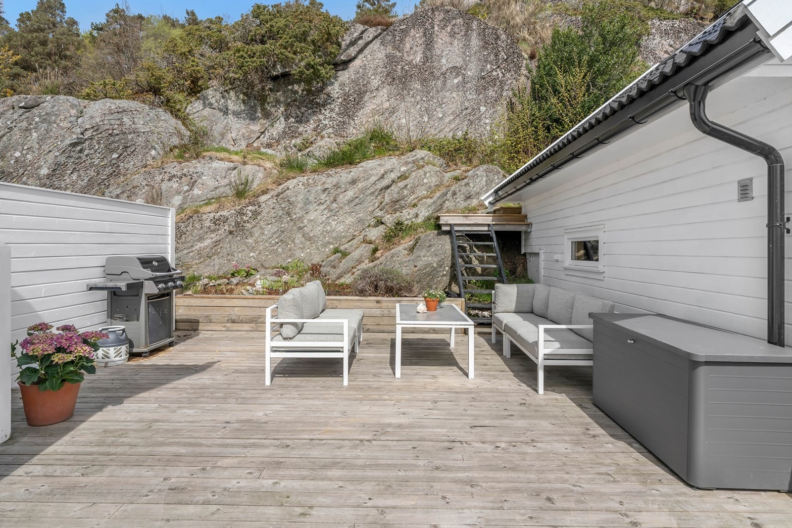En lun og skjermet krok på terrassen, perfekt for grilling. Galleribilde