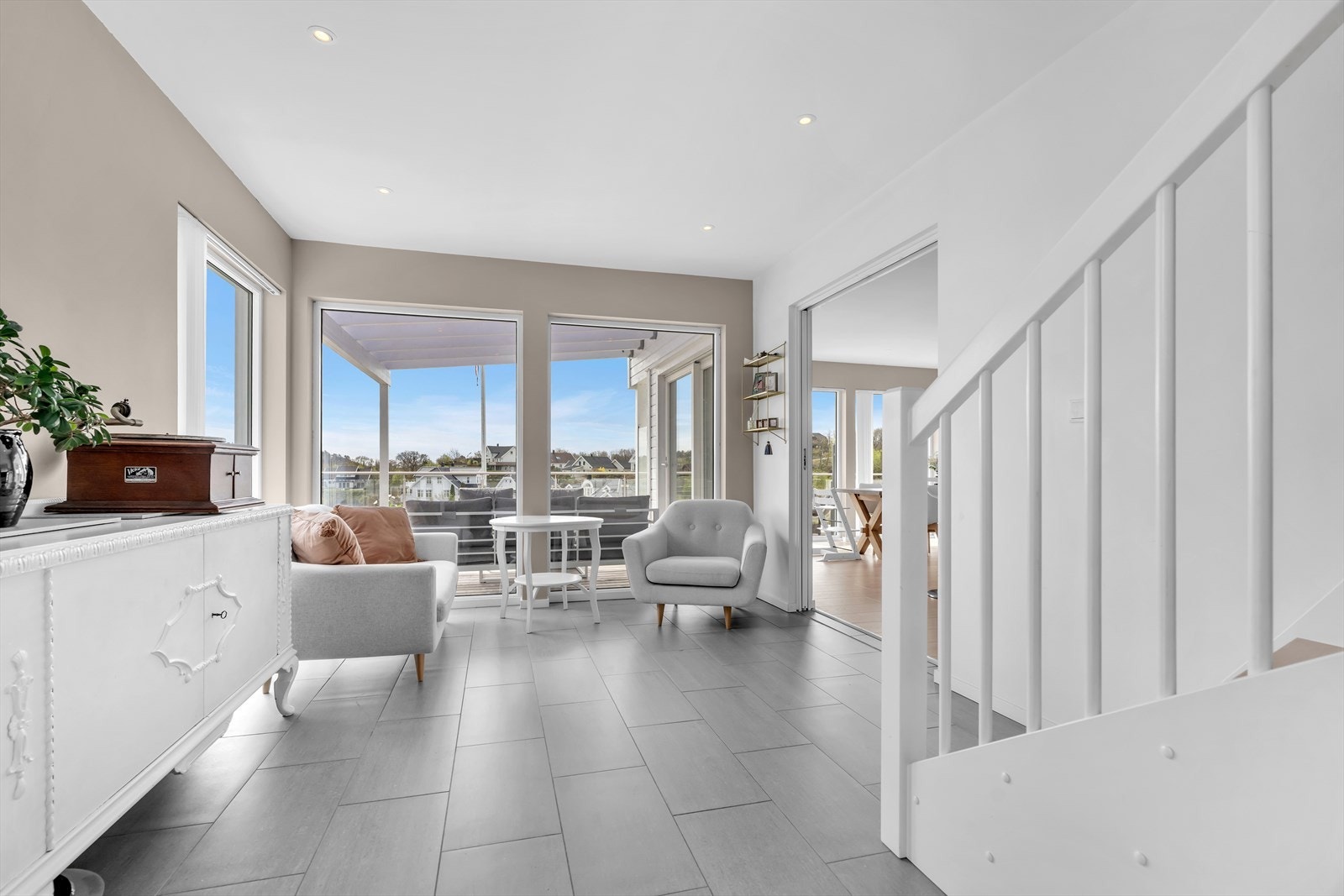 Romslig entré/hall i første etasje med adkomst til terrassen og trapp opp til loftsetasjen. Galleribilde