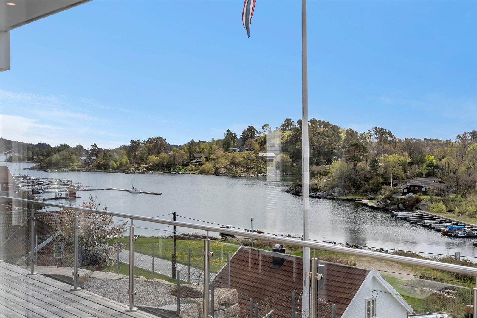 Nyt den flotte utsikten over sjøen og båtlivet fra terrassen. Galleribilde