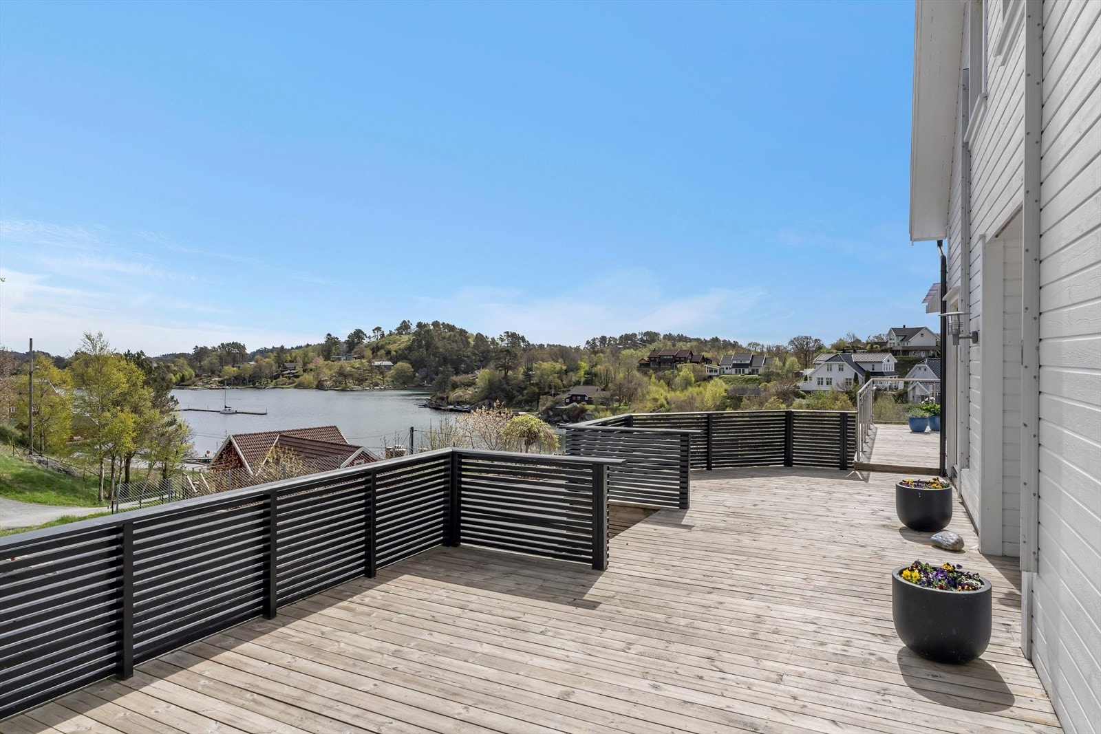 En stor og usjenert del av terrassen gir rikelig med plass for flere sittegrupper. Galleribilde