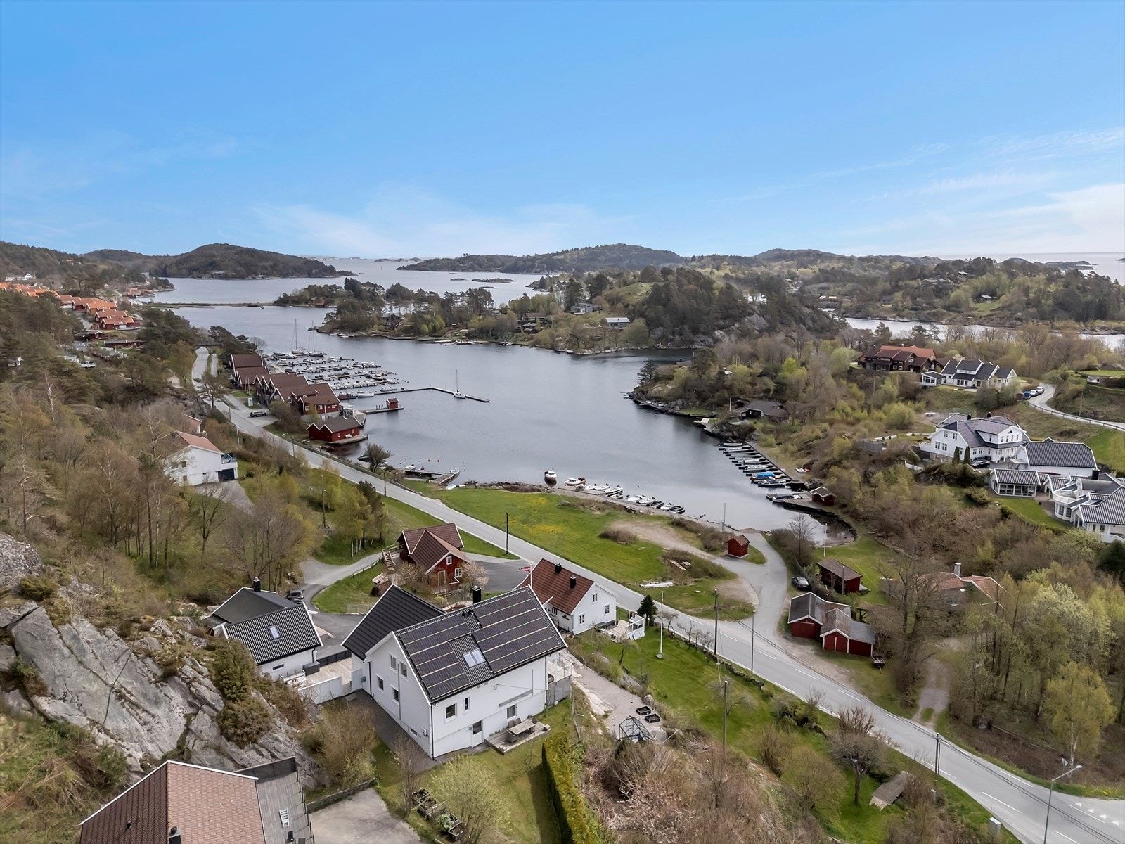 Skjernøya, med flotte badeplasser og turterreng, er bare en kort sykkeltur unna. Galleribilde