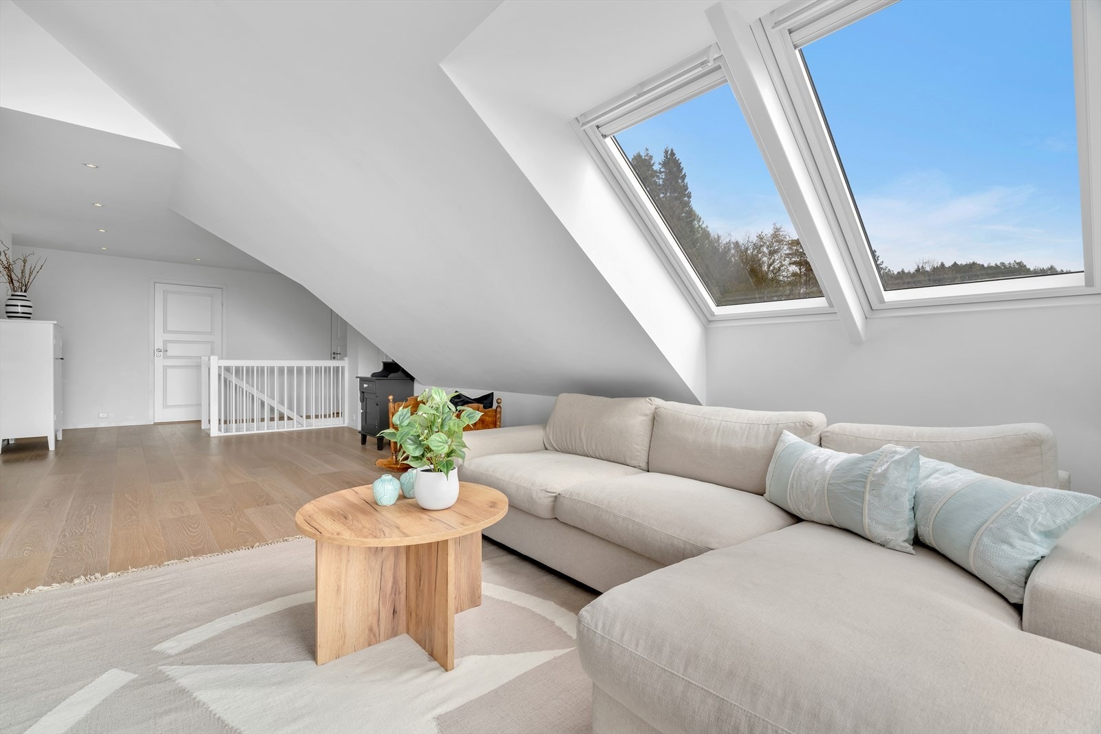 Loftstuen er et lyst og allsidig rom med takvinduer som gir godt med dagslys. Galleribilde