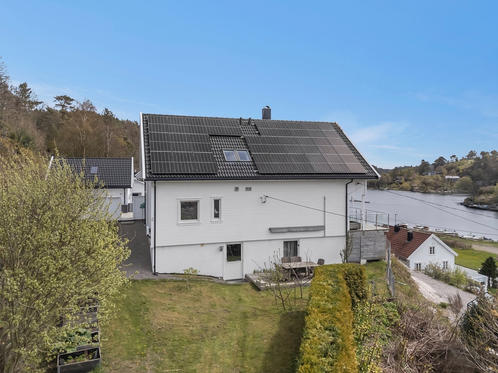 Taket er tekket med takstein og ble oppgradert i forbindelse med heving av taket ca. 2013. Galleribilde