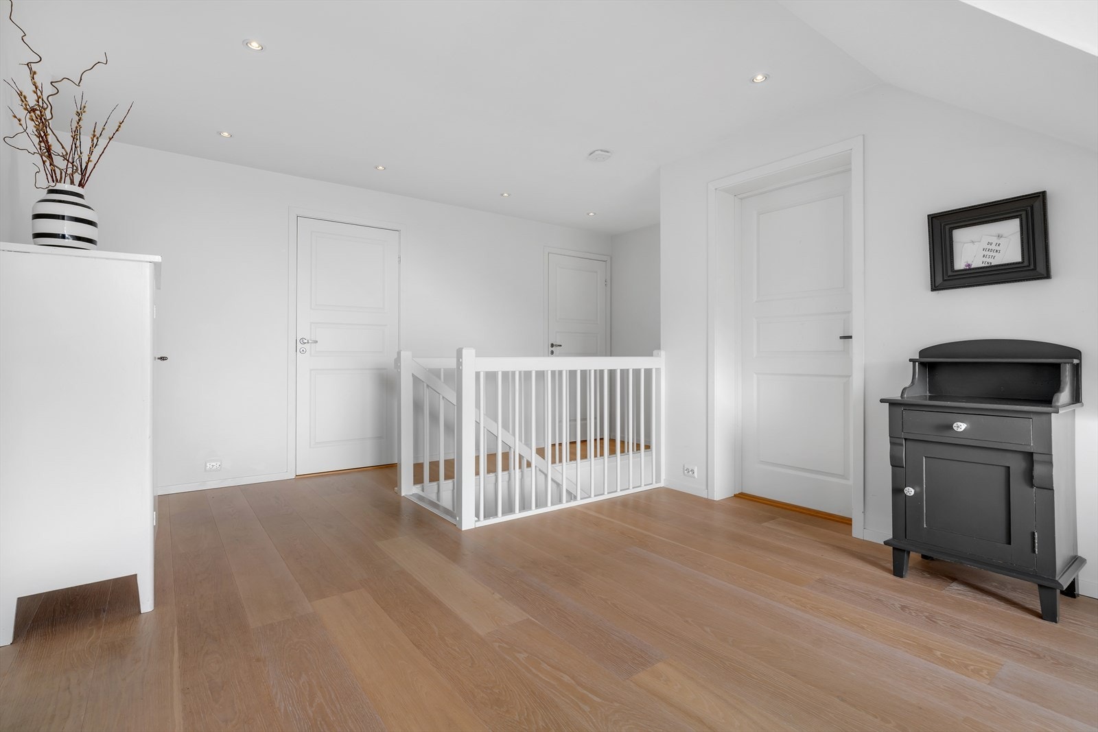 Ankomst til loftsetasjen, som inneholder loftstue, bad og flere soverom. Galleribilde