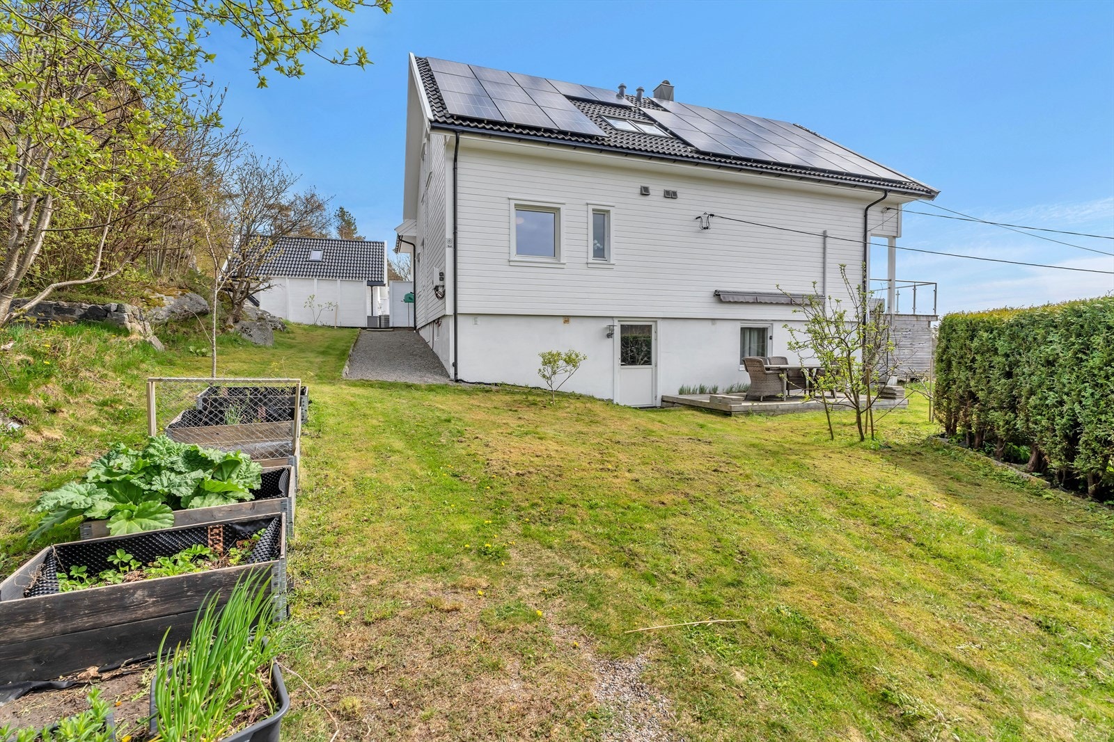 Hagen har plass til dyrkekasser og lek. Galleribilde