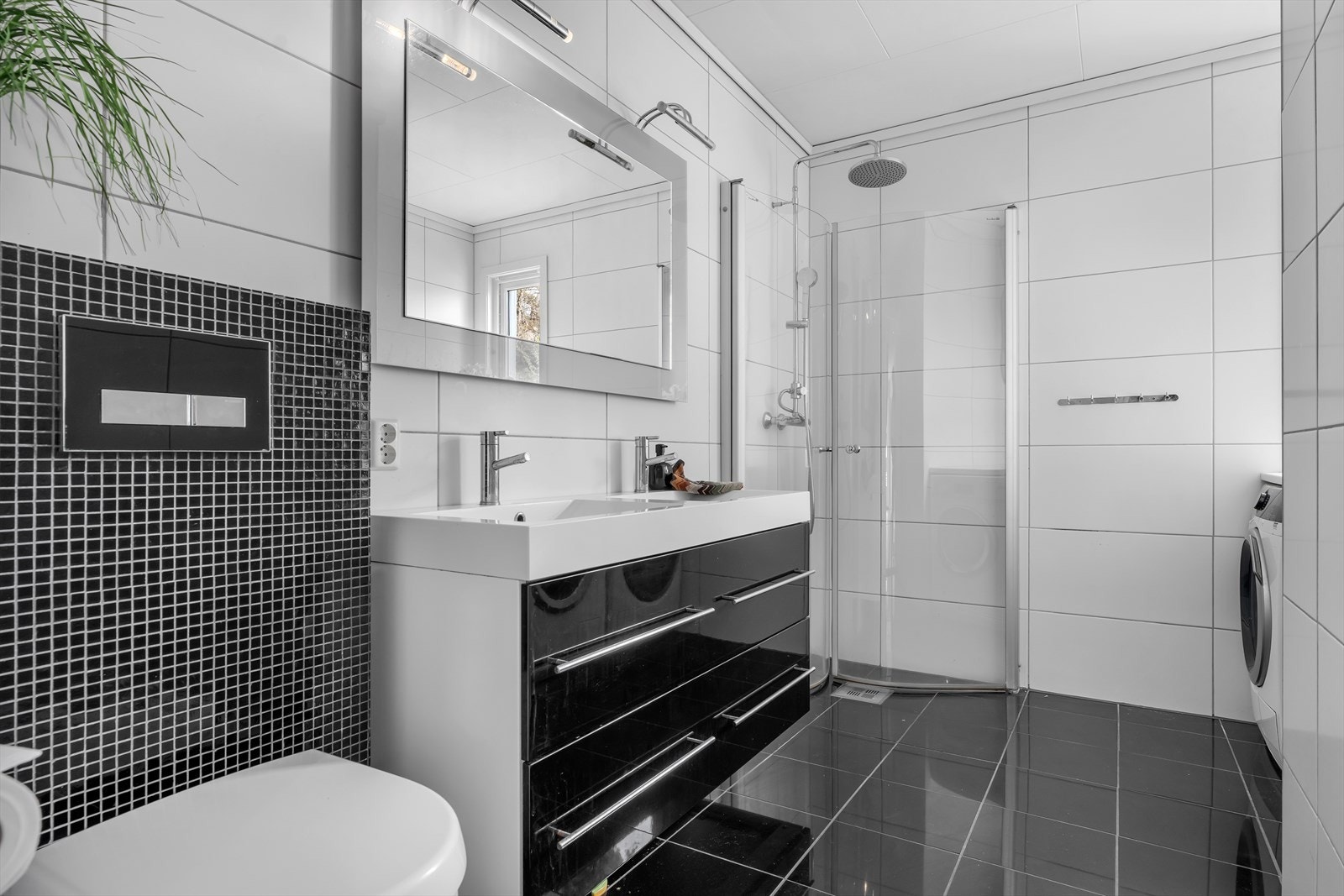 Badet er utstyrt med dobbel servant med innredning, vegghengt toalett og mekanisk avtrekk. Galleribilde