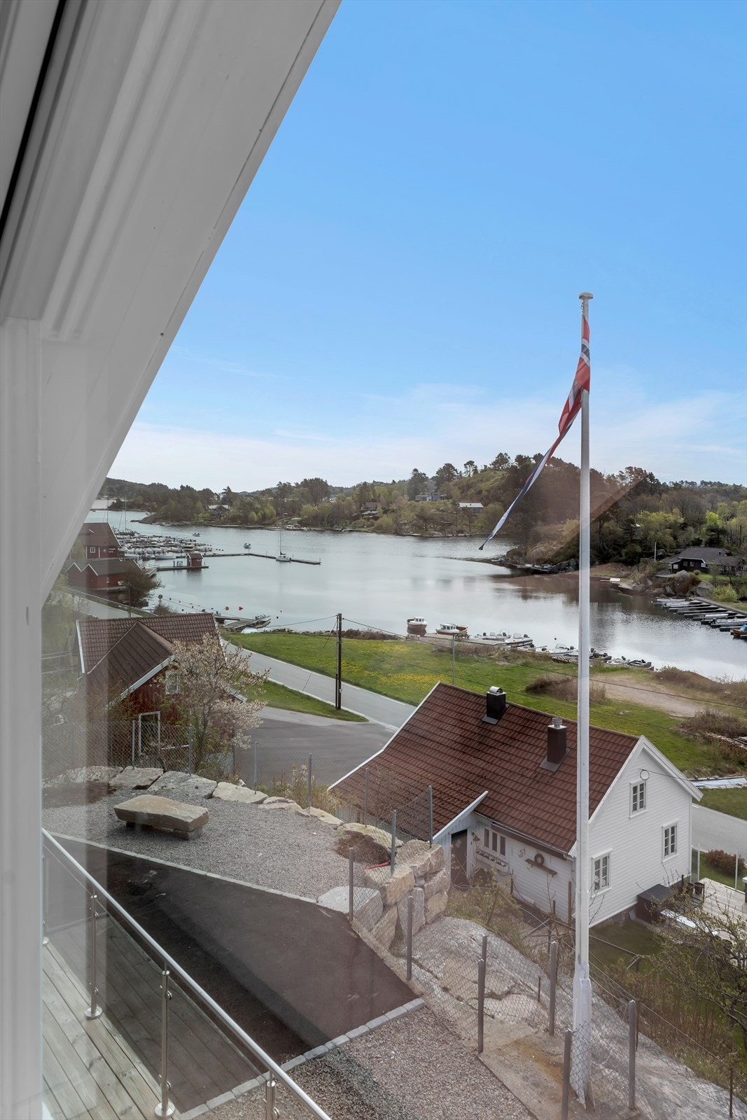 Utsikt fra et av rommene i første etasje. Galleribilde