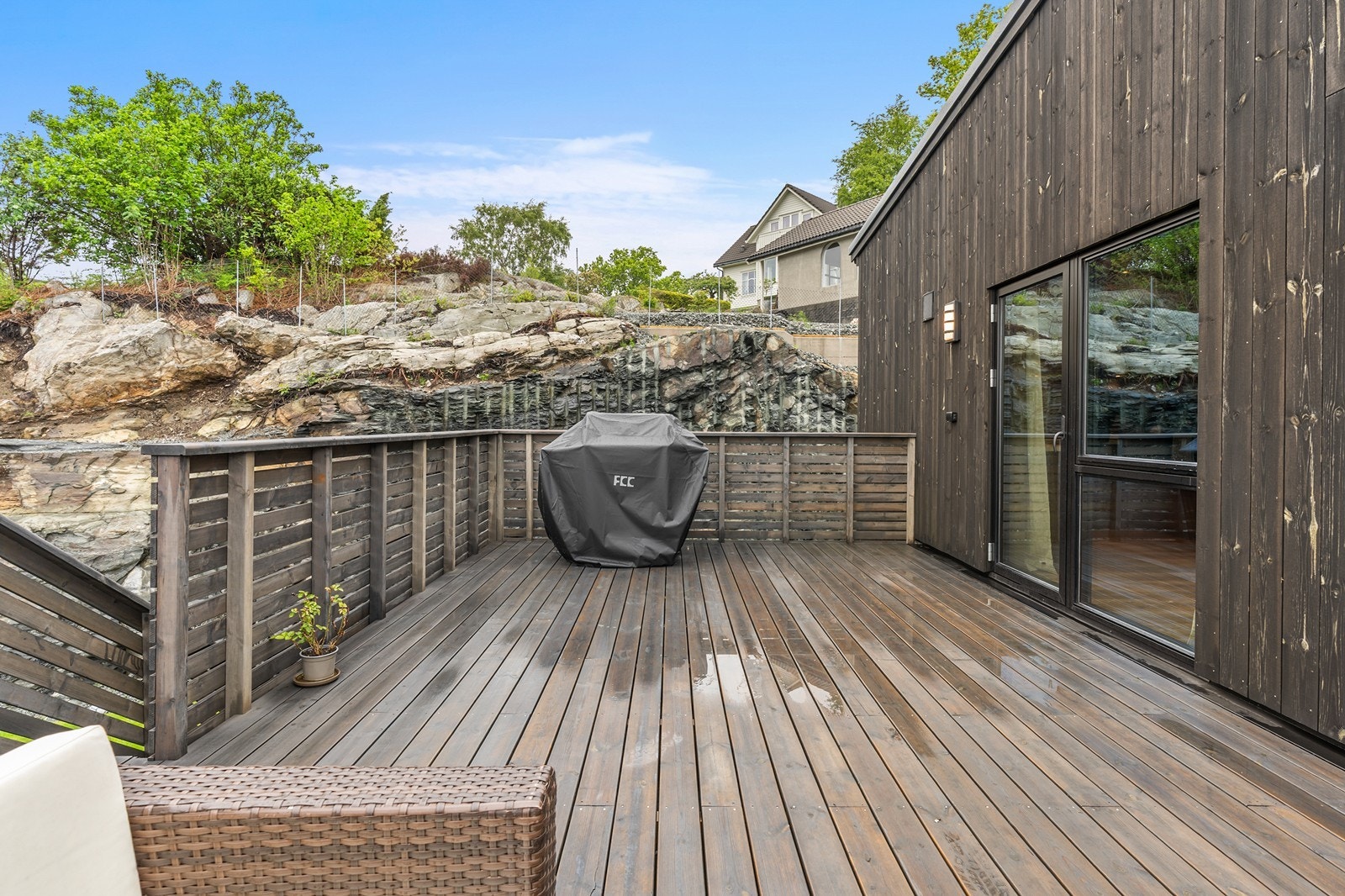 Her er det god plass til både sittegruppe, spisebord og grill, og balkongen blir en naturlig forlengelse av oppholdsrommet i sommerhalvåret. Galleribilde