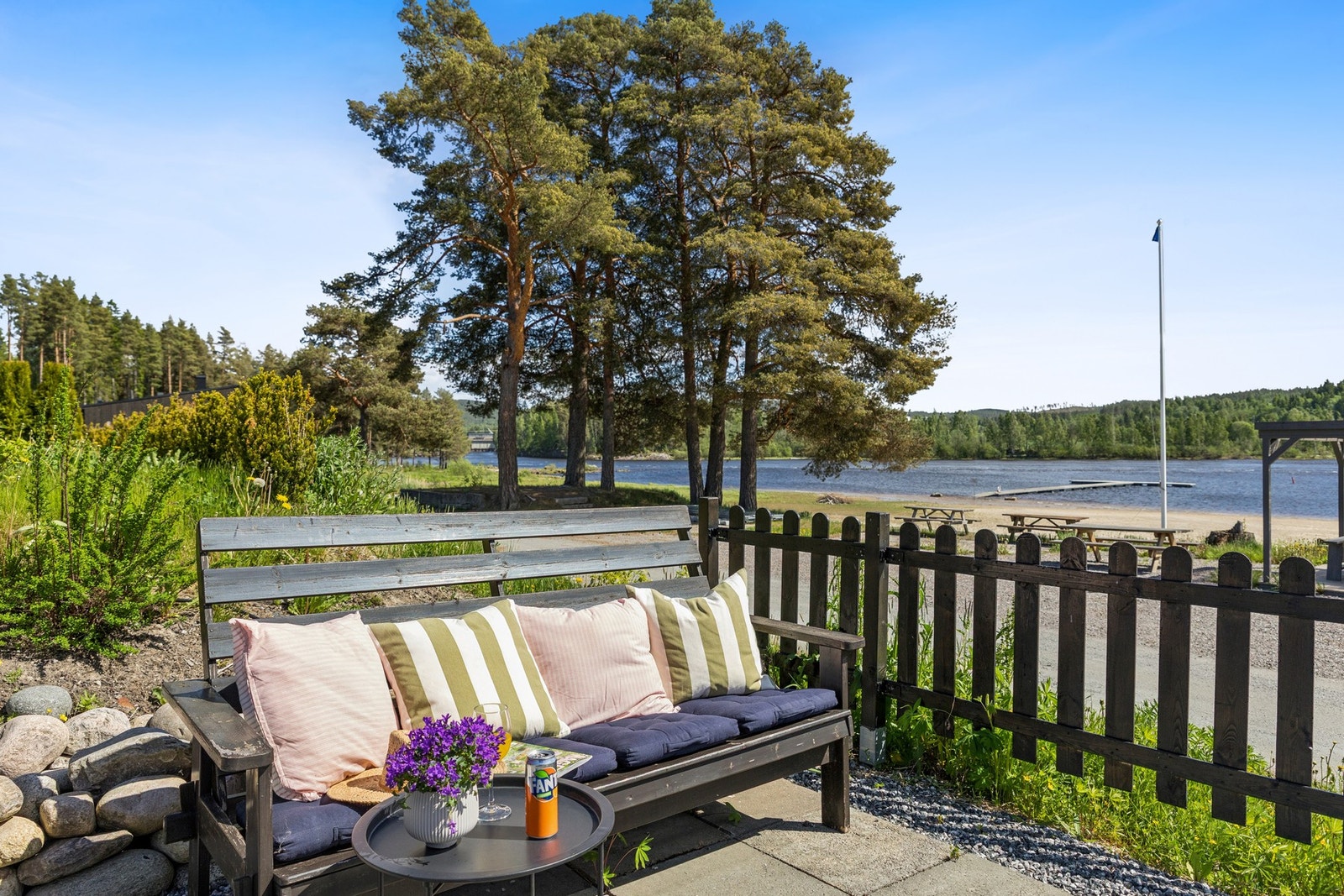 Hytten byr på flere sitteplasser. Galleribilde