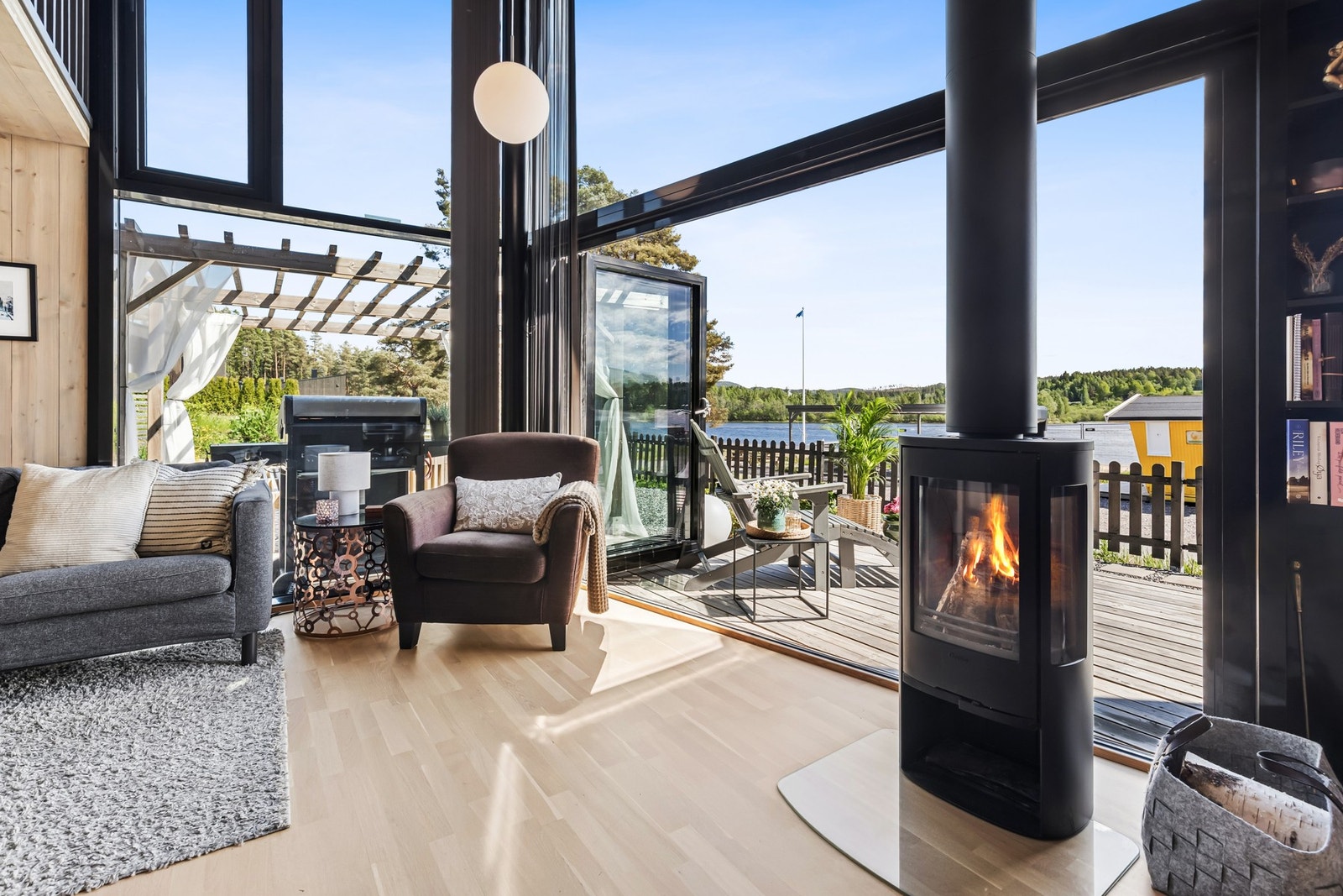 Vinduene slipper naturen inn som en del av interiøret. Galleribilde