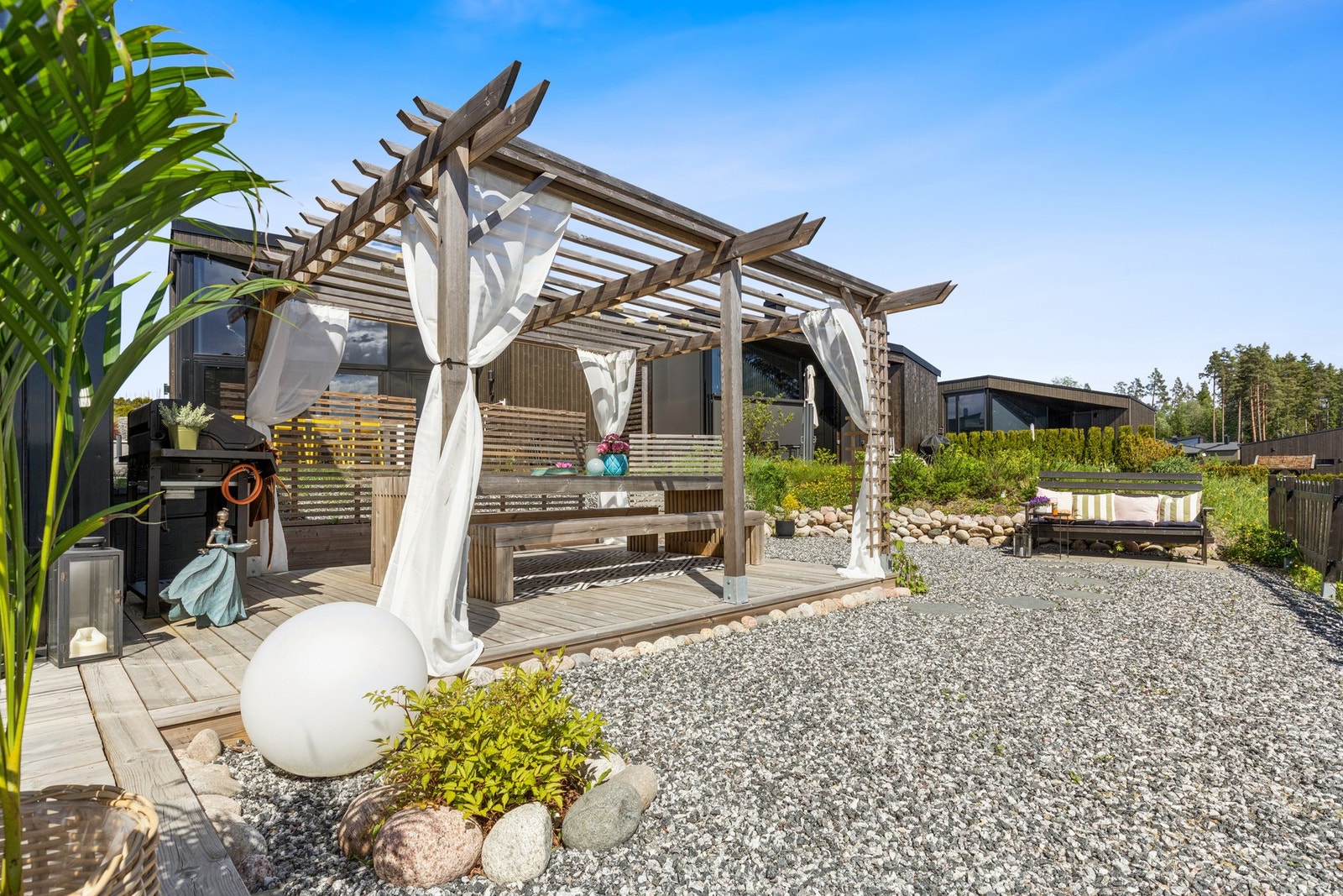 Hytta har flotte uteområder med pergola, internstier og plass til sittegrupper. Galleribilde
