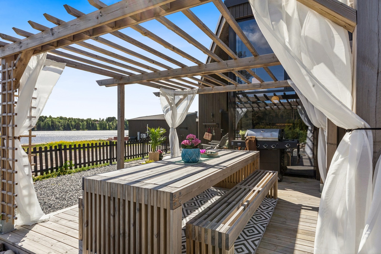 En moderne fritidsbolig fra 2021 med strandutsikt og en attraktiv beliggenhet ved Glomma i populære Nes Strandhager. Galleribilde