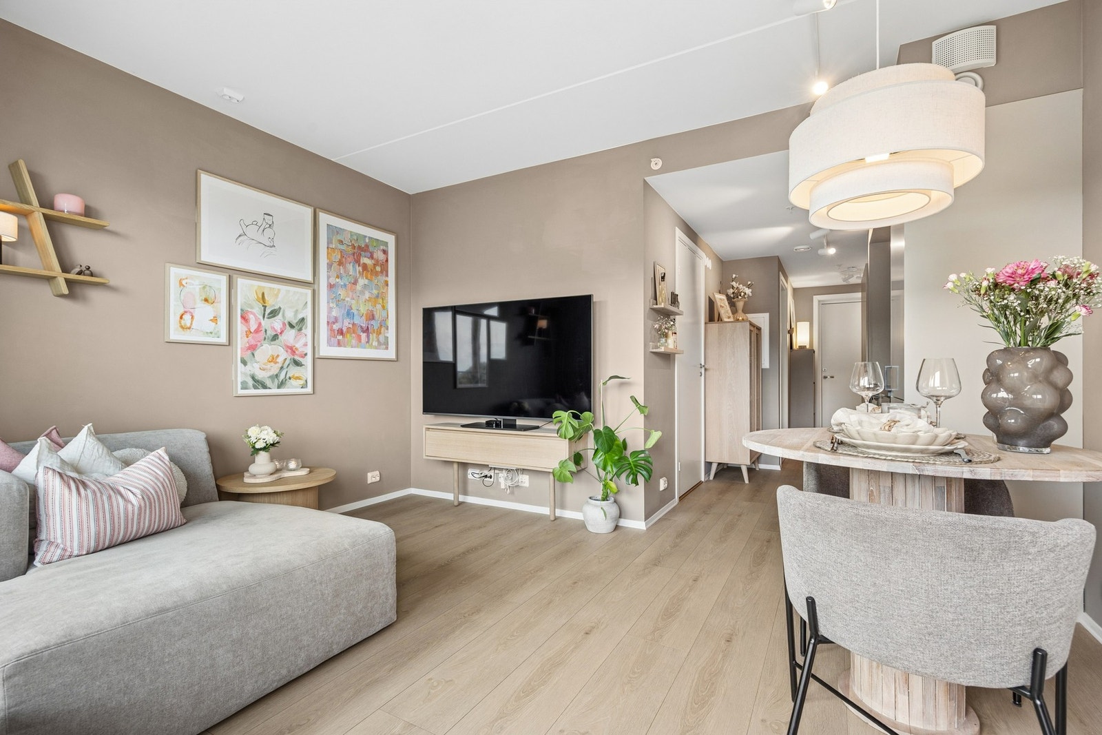 Boligen har naturlige soner for sitte og spisegrupper. Galleribilde