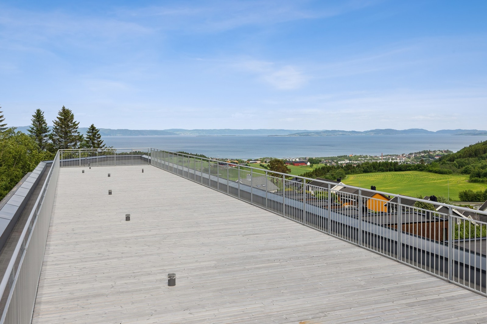Felles takterrasse for hele sameiet. Her har man sol hele dagen og flott utsikt. Galleribilde