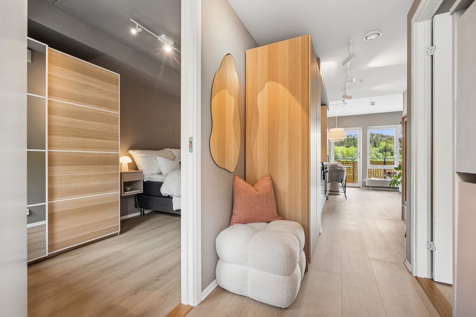 Velkommen inn! I gangen blir du møtt med en lys og fin entre med direkte adgang til to av boligens soverom. Galleribilde