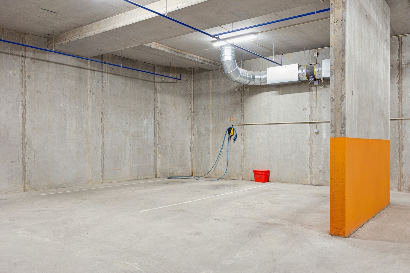 Romslig parkeringsplass i p-kjeller Galleribilde