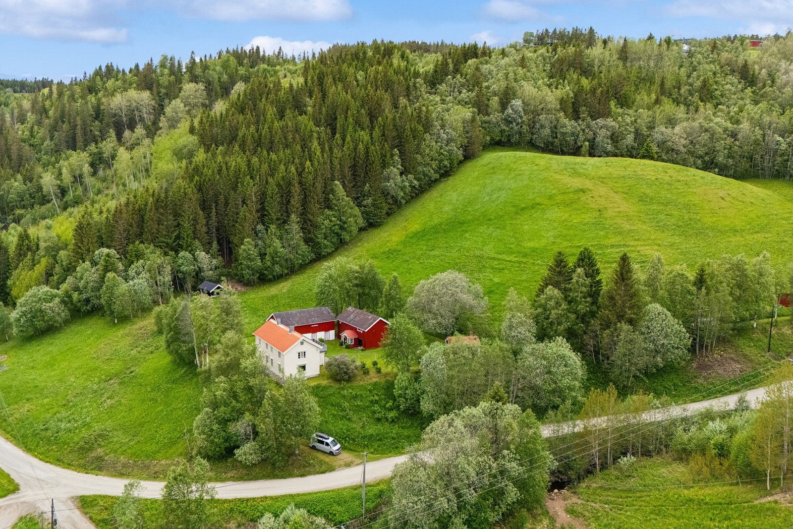 Eiendommen er på ca. 4,5 mål og har en usjenert og landlig beliggenhet Galleribilde