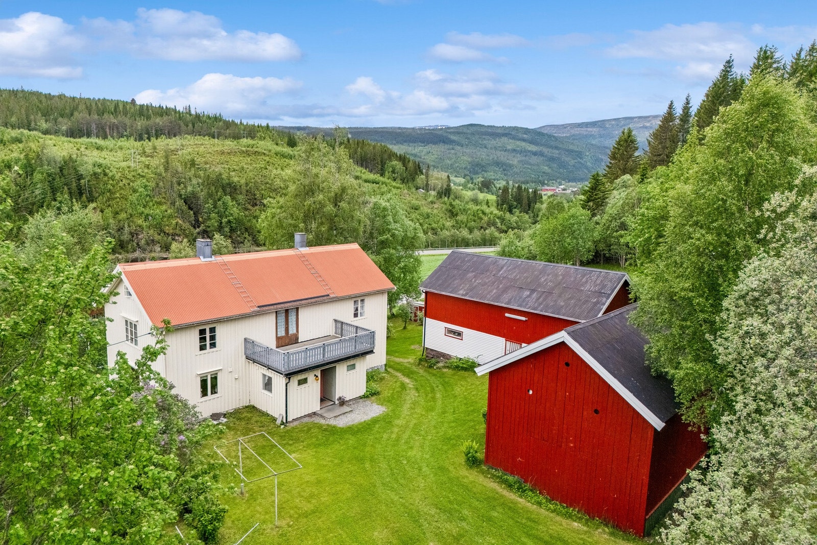 Velkommen til Bjørkavegen 63, en idyllisk beliggende fritidseiendom med småbrukspreg Galleribilde