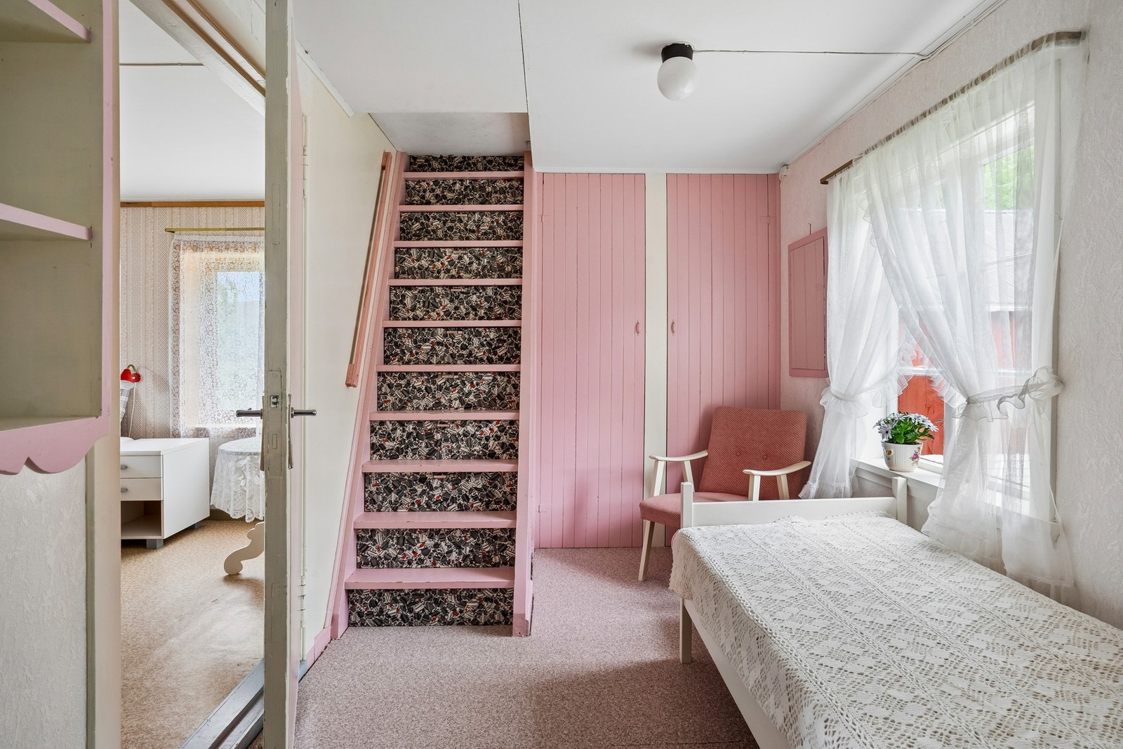 Fra det ene soverommet er det trapp opp til loft med masse lagringsplass Galleribilde