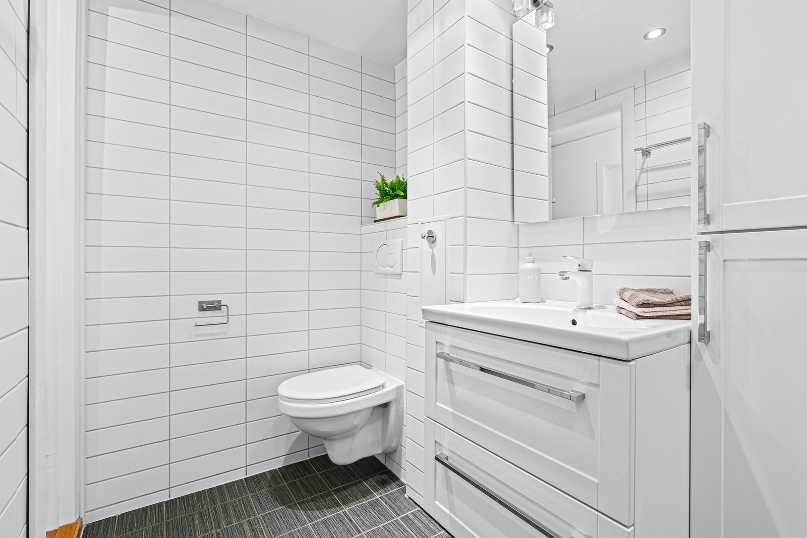 Badet har underliggende innredning med to skuffer av profilerte fronter og dempefunksjoner. Dusjsonen er adskilt med to skyvbare glassdører. Galleribilde
