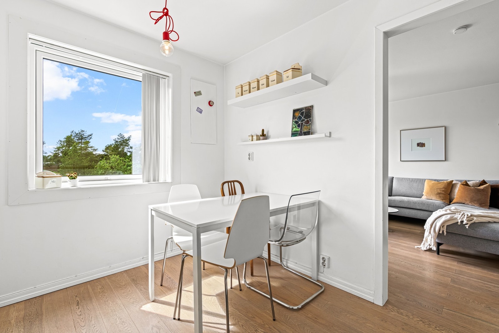 Leiligheten har et adskilt og pent kjøkken med hyggelig spiseplass ved vindu. Galleribilde