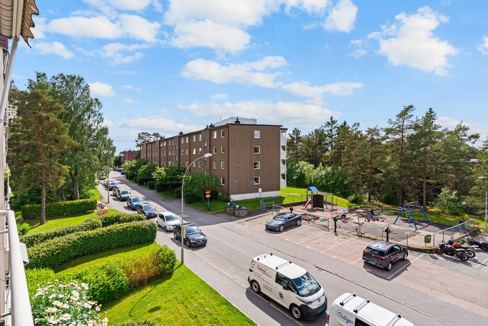 Fint utsyn fra balkongen. Vetlandsfaret er en rolig og enveiskjørt gate. Galleribilde