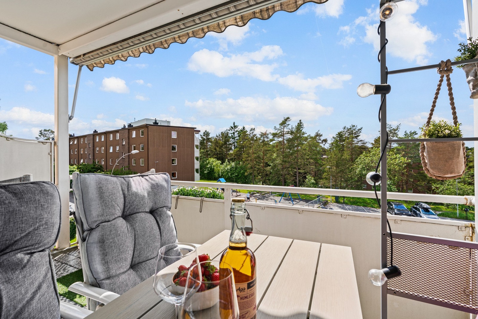 Her er det god plass til å innrede med sittegruppe, og beliggenheten er usjenert. Det er montert markise i overbygget for solskjerming. Galleribilde