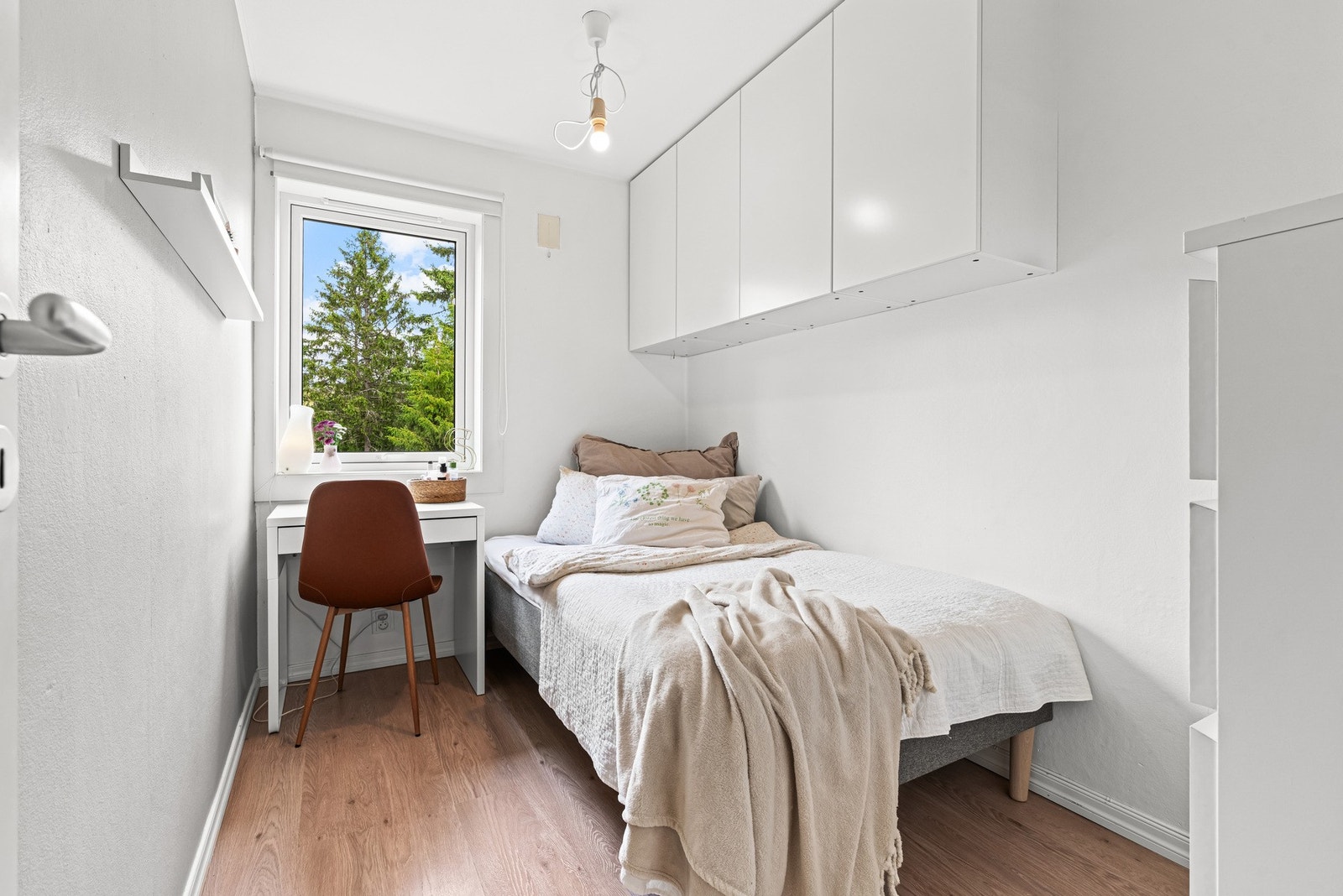 Soverom II er også romslig og har plass til både seng, garderobeskap og pult. Galleribilde