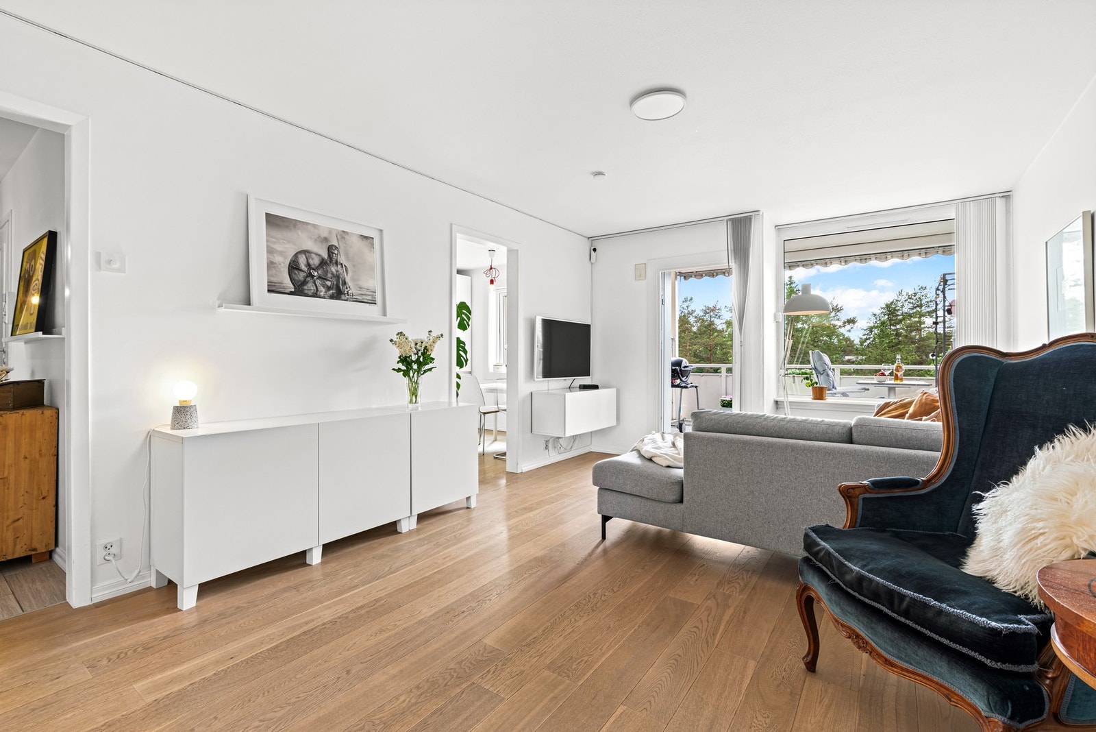 Stort vindu og balkongdør i glass slipper inn godt med dagslys. Galleribilde