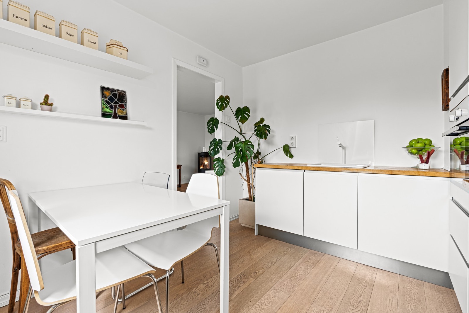 Kjøkkenet har 1 - stavs parkett på gulvet, ventilator med kullfilter, og porselenvask med 1 - greps blandebatteri. Ny oppvaskmaskin i 2025. Galleribilde