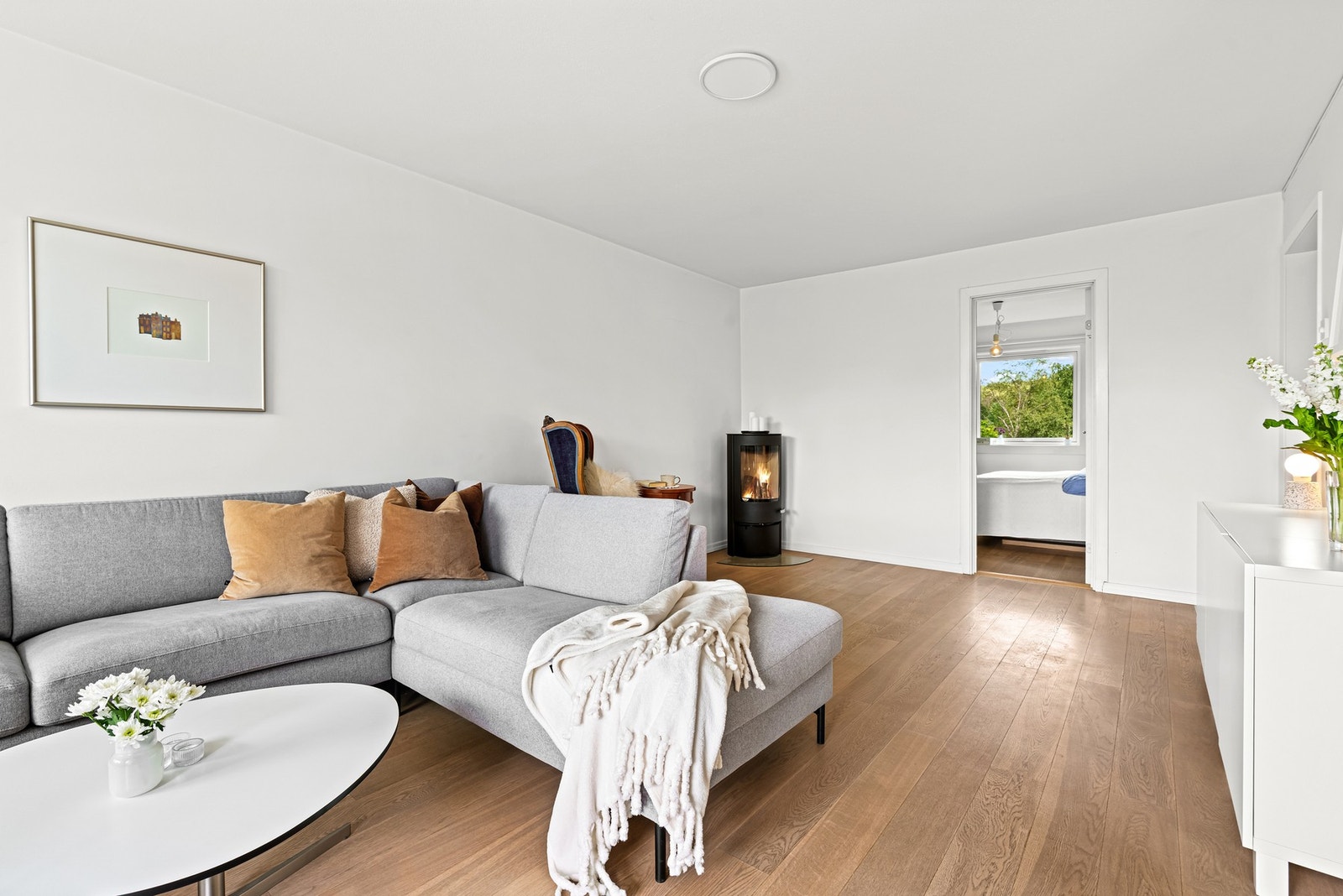 Det er montert en moderne peisovn som gir ekstra varme og hygge. Galleribilde