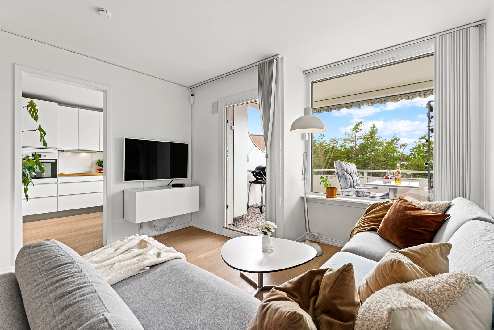 Stuen har parkett på gulvet og fin plass til å innrede med sofa, tv og tilhørende møblement. Galleribilde