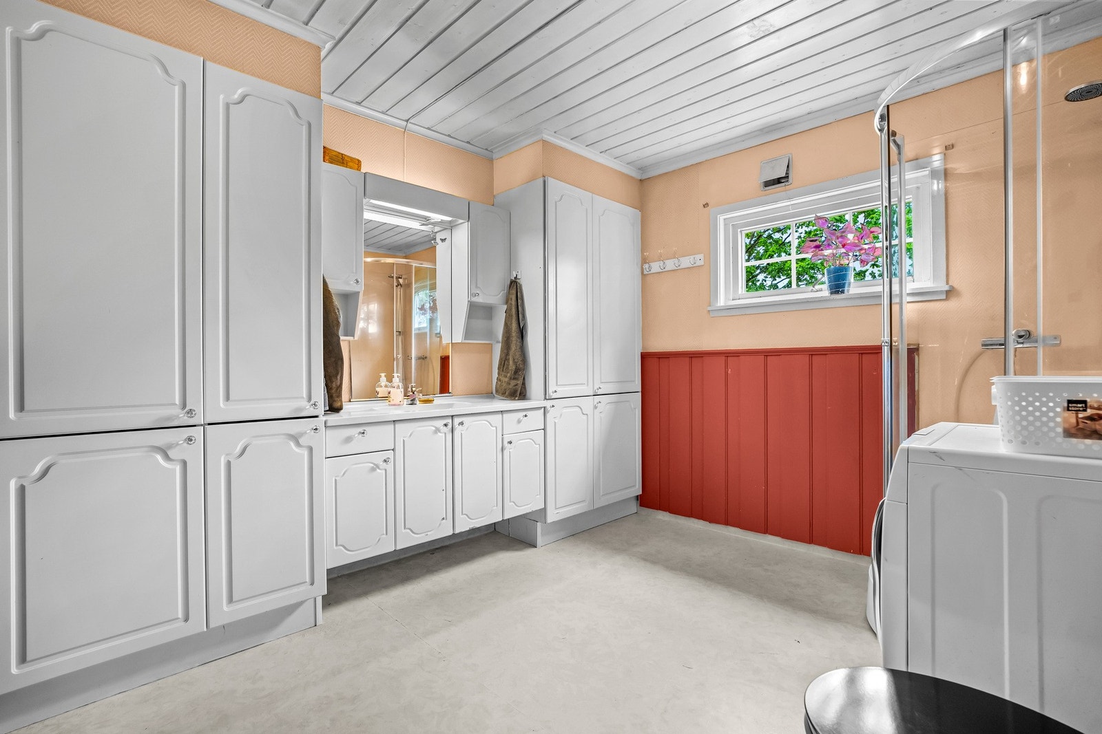 Badet har en funksjonell planløsning med god gulvplass og naturlig lys fra vinduet. Galleribilde