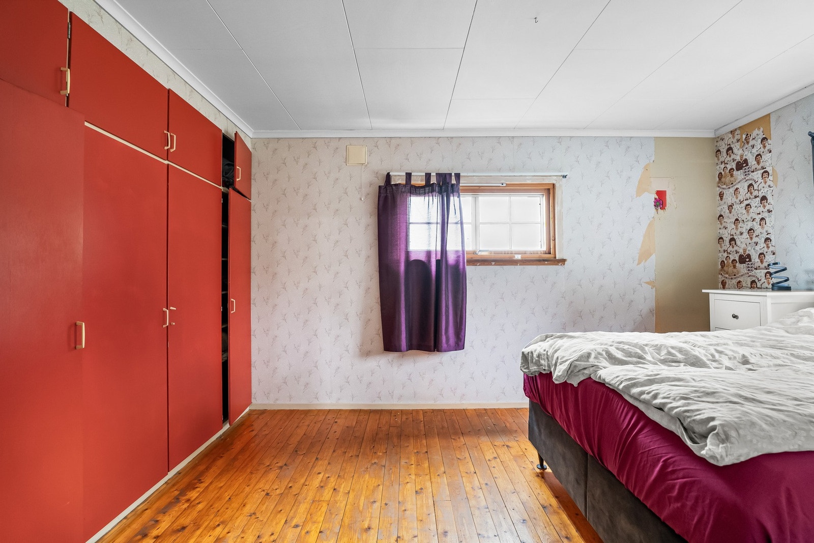 Rommet har behagelig lysinnslipp fra vinduer og fremstår som et naturlig hovedsoverom. Galleribilde